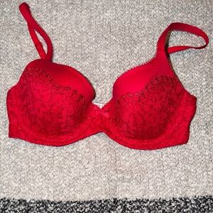 Stunning red lined demi with gorgeous lace accents 💕💗
